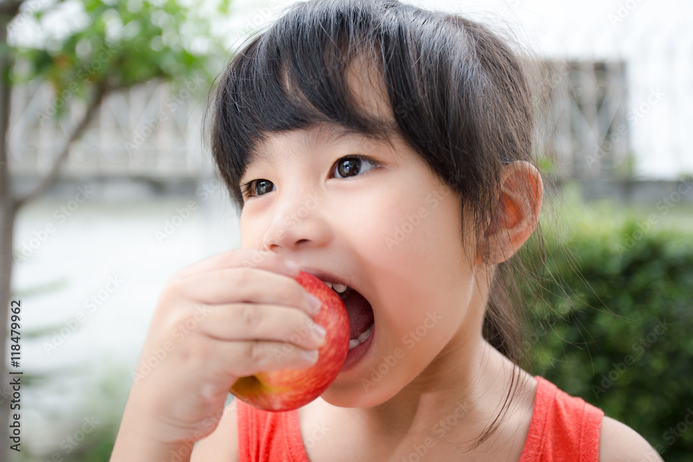 带着红苹果的趣味美食小女孩笑得很开心。健康饮食和蔬菜概念照