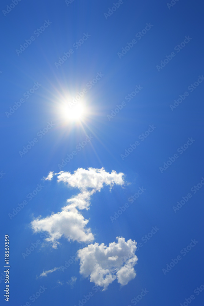 Sole splendente nel cielo azzurro