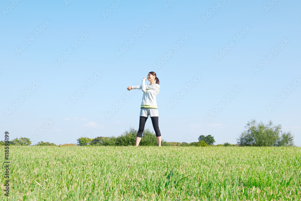 公園で準備運動する女性