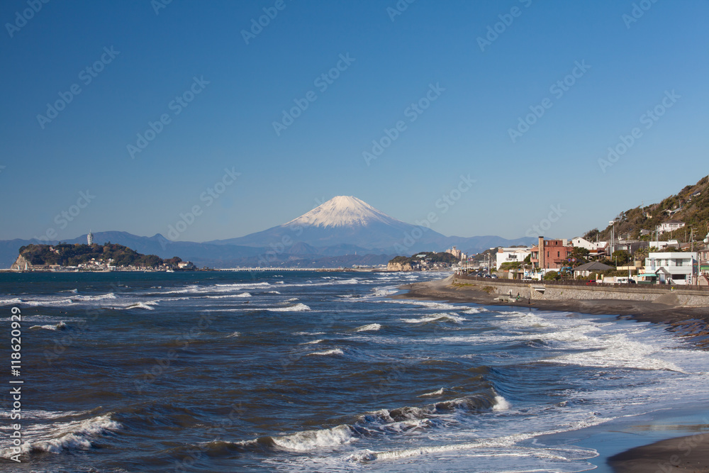 日本神奈川县相模湾秋季的富士山和大海