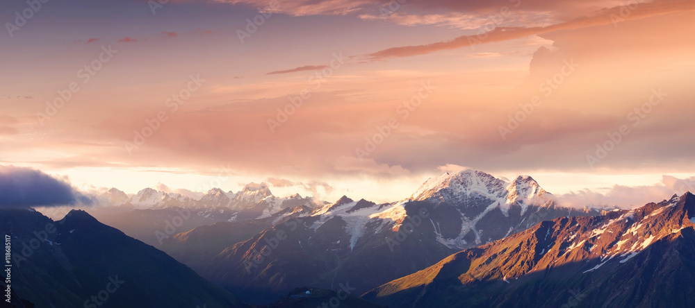 日落时的山脉全景。夏季美丽的自然全景景观