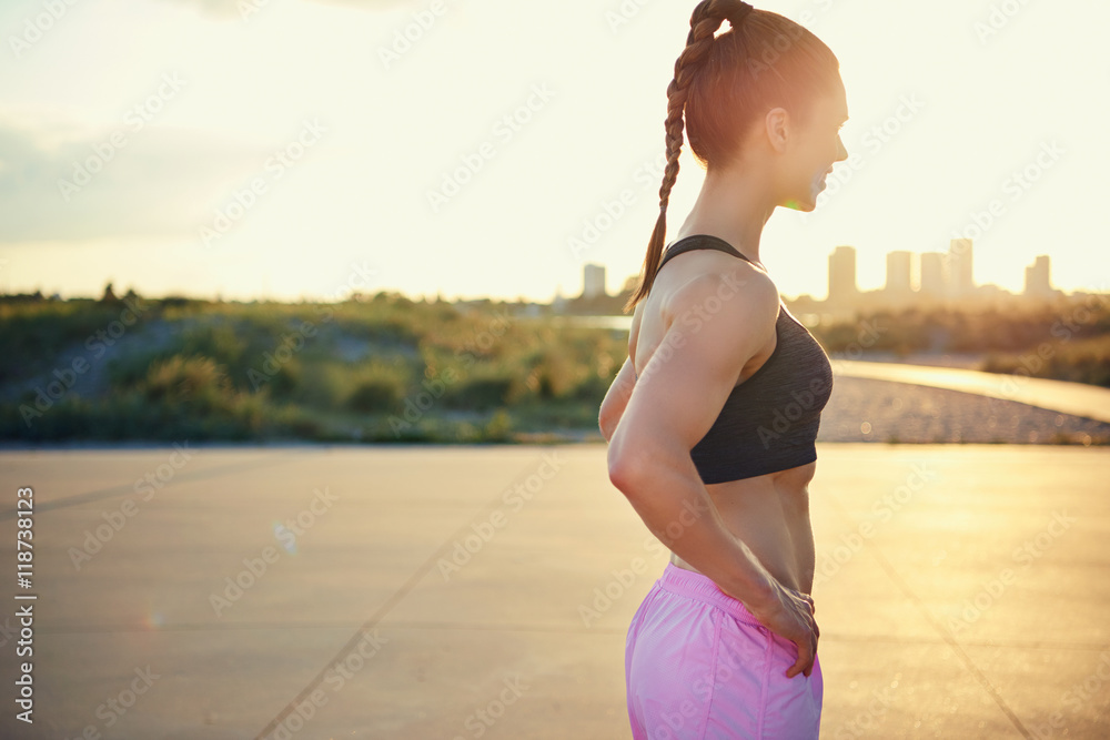 女性锻炼后暂停的侧视图