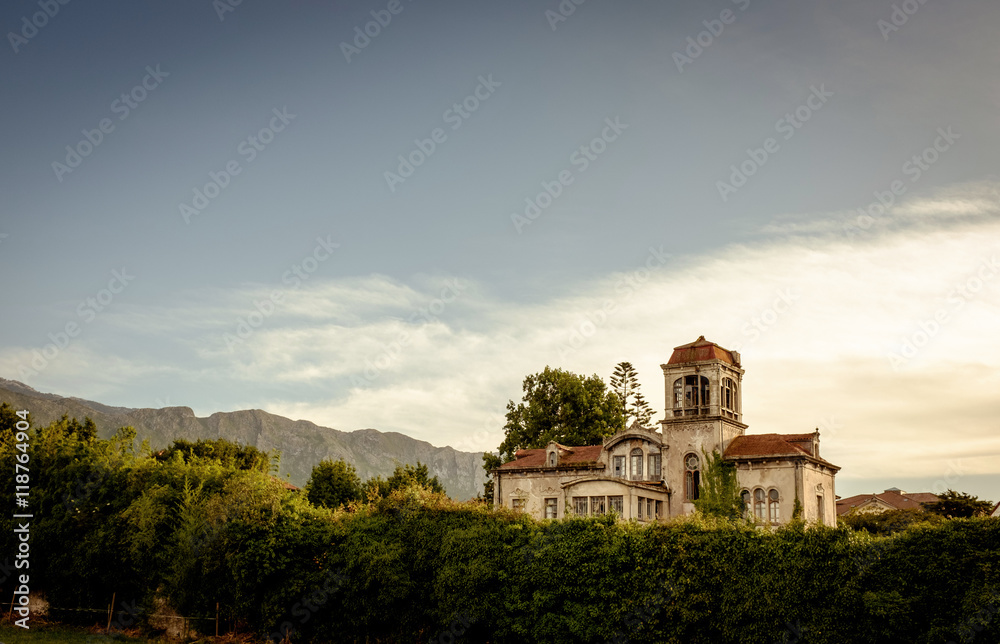 verwunschenes, verfallenes Märchenschloss in  bei Llanes (Asturien/Spanien)