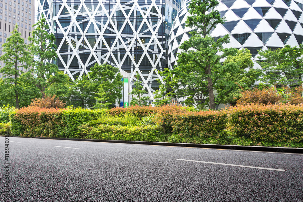 空荡荡的道路上的东京现代抽象建筑