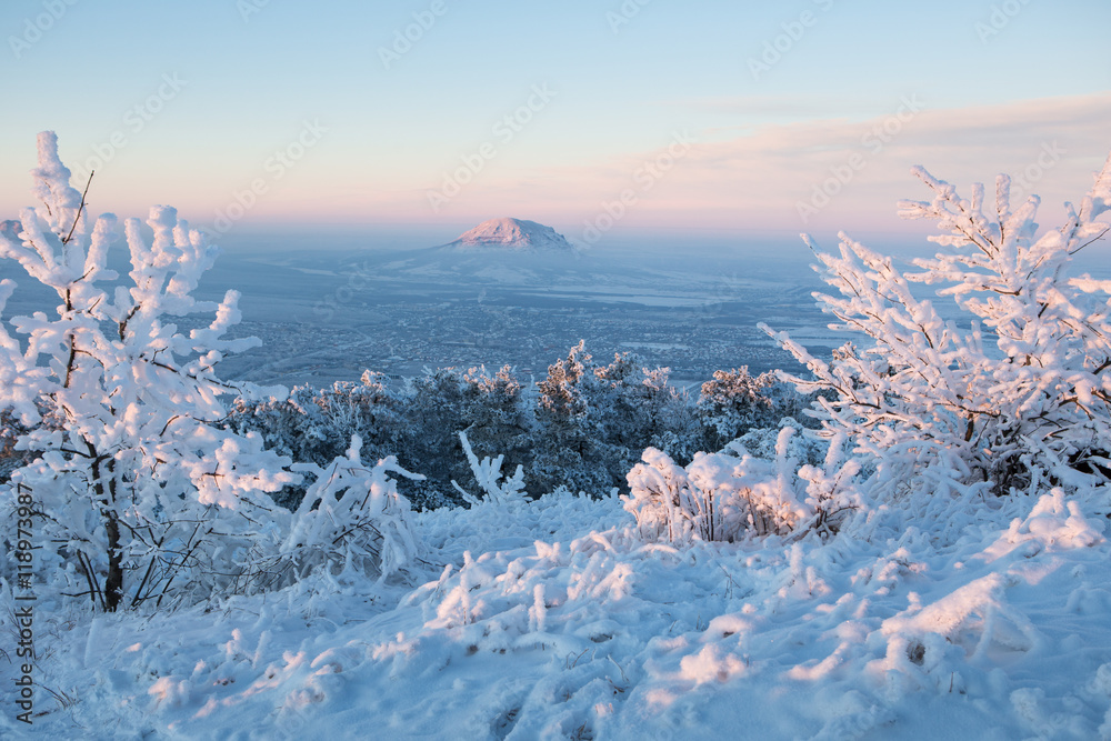 山顶日落。雪景。冬季背景。