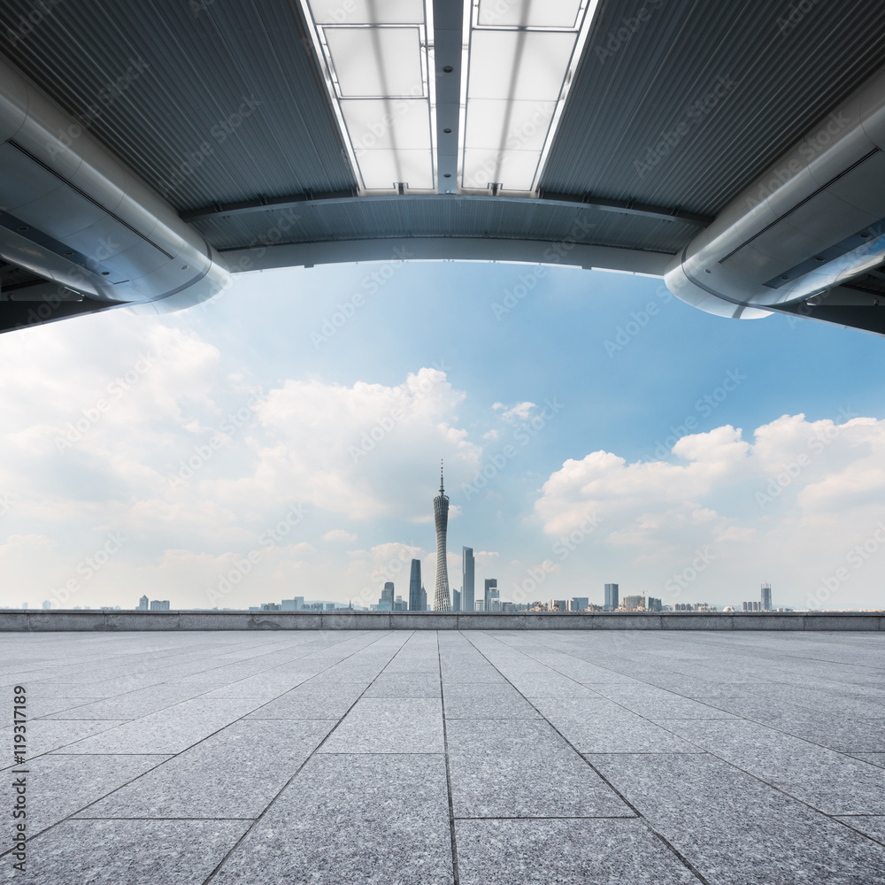 从空砖地板看广州的城市景观和天际线