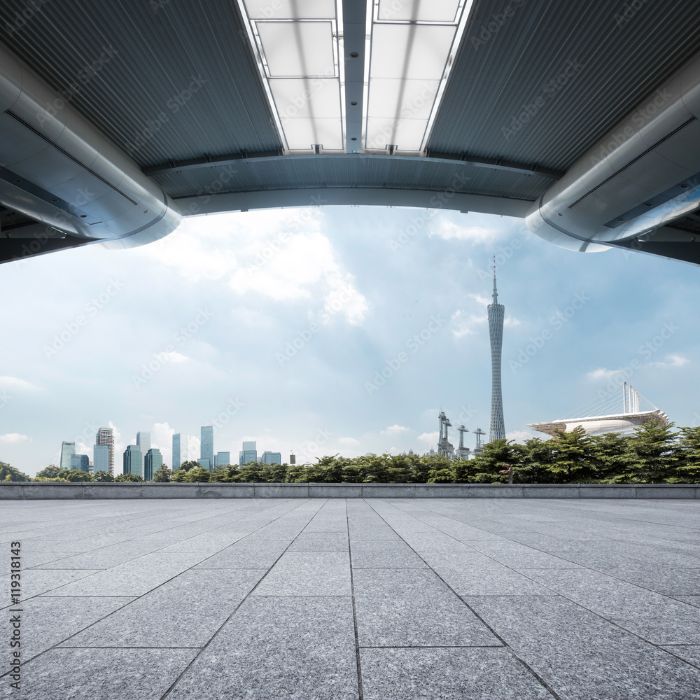 空砖地面上的广州城市景观和天际线