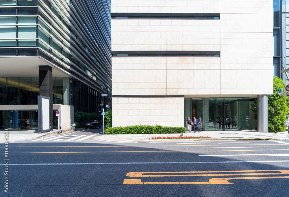 从有阳光的城市道路看东京的现代办公楼