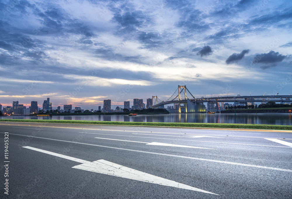 从空旷的道路上看日落时的东京城市景观和天际线