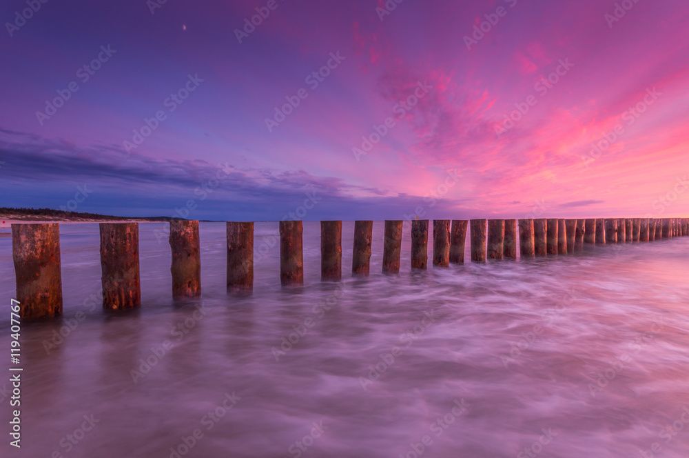 木制防波堤-日落时的波罗的海海景，波兰