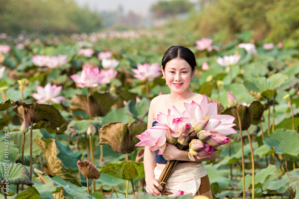 荷花园里的农村妇女