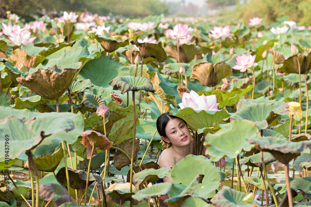 美丽的荷花女孩