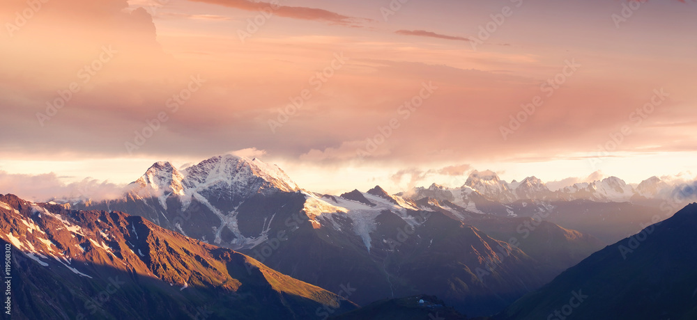 日落时的山脉全景。夏季美丽的自然全景景观