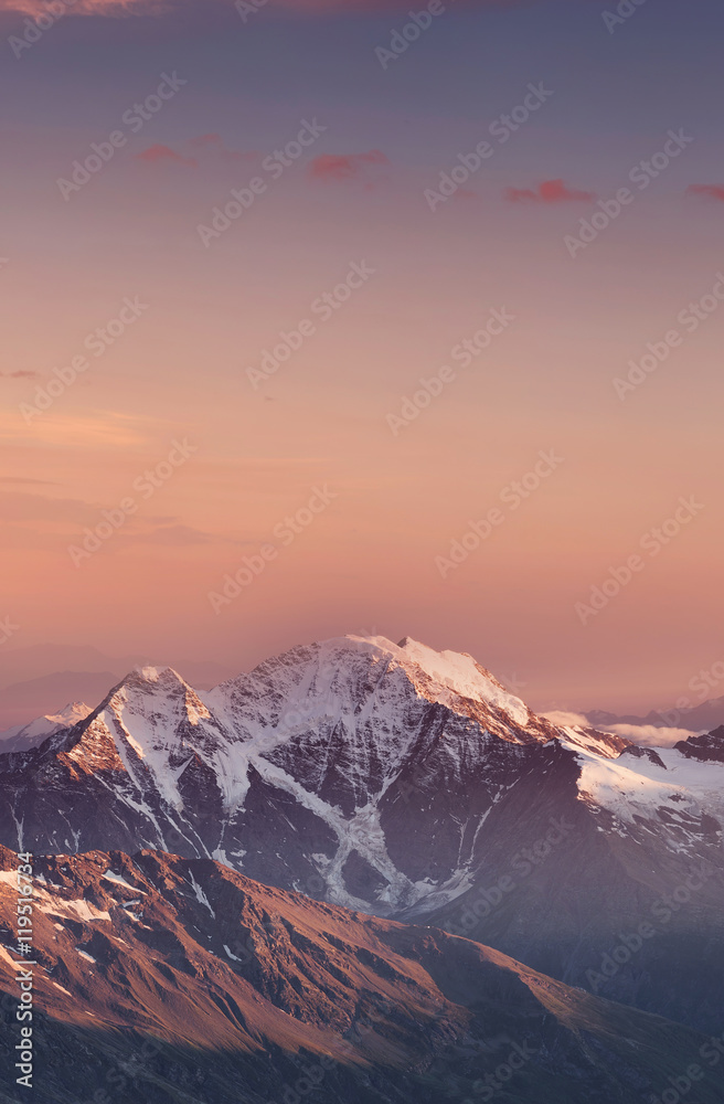 清晨的高山。美丽的自然景观。