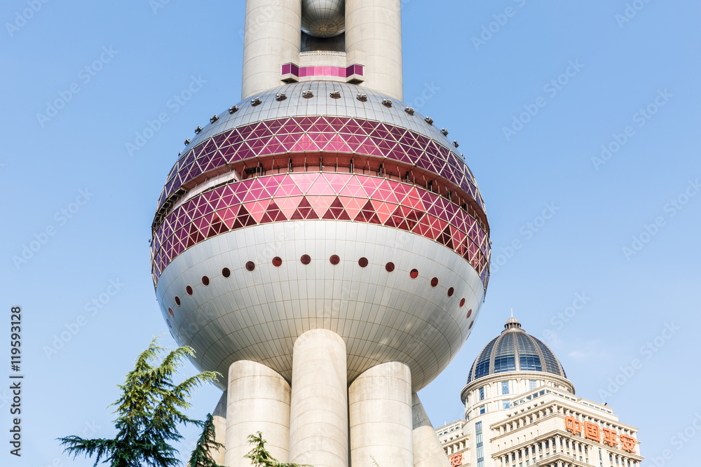 中国上海-2016年8月23日：东方明珠电视塔建筑风光，上海东方体育