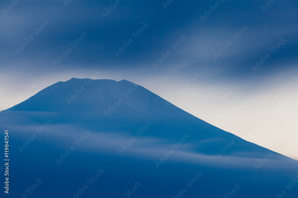 富士山和山中湖美丽日落天空的云朵