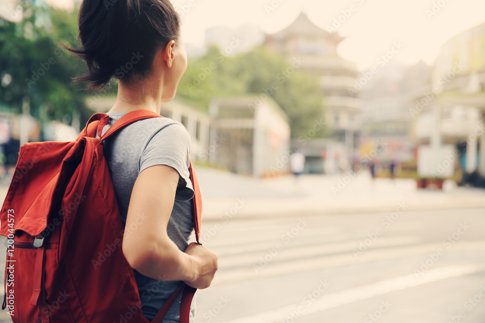 城市街道上的年轻亚洲女性