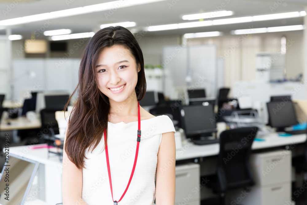 办公室里的亚洲女商人画像