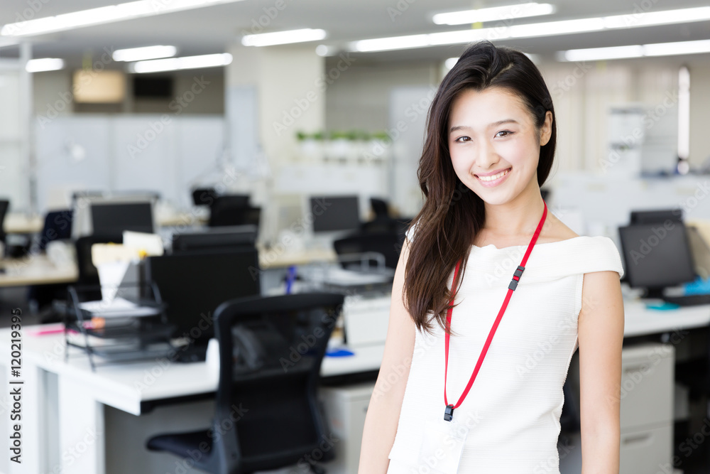 办公室里的亚洲女商人画像