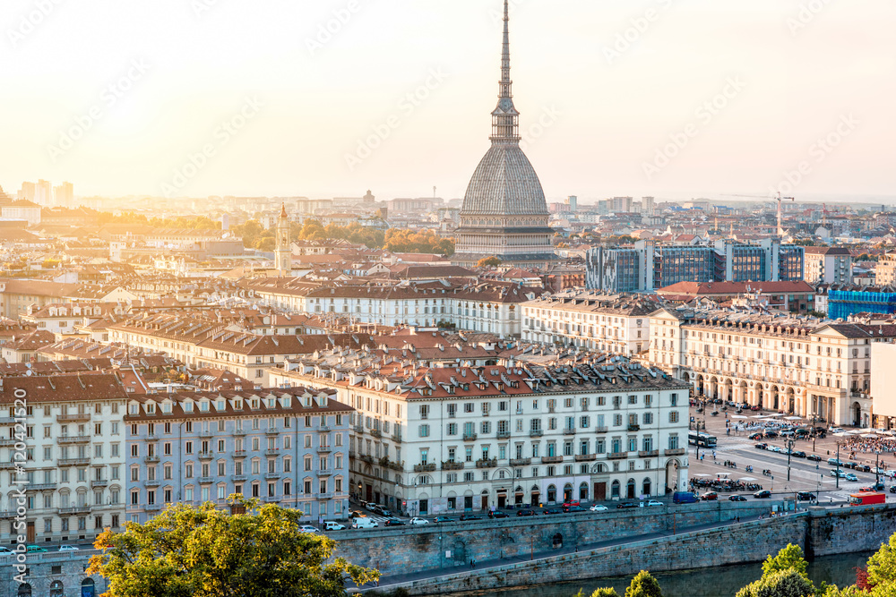 意大利都灵市著名的Mole Antonelliana塔古城的城市景观