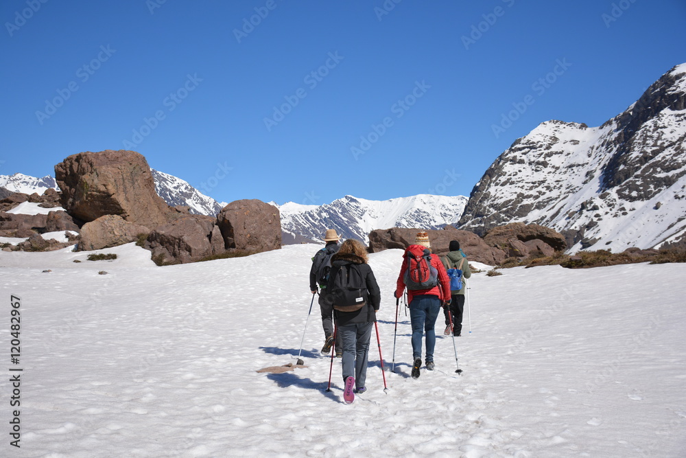 智利的山脉、火山、冰川、雪和山谷景观