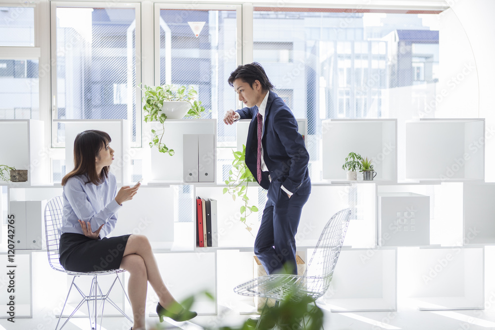 男人和女人在办公室里聊天