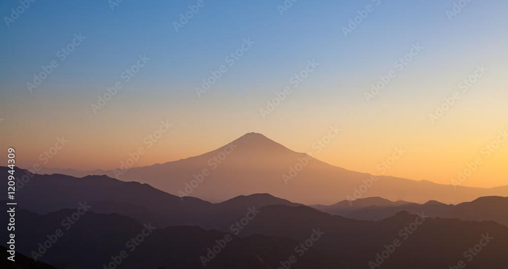 静冈县高山上秋天富士山的日出时间很美