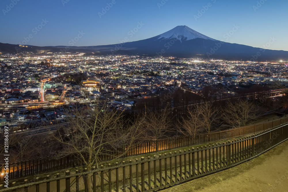 冬季富士山夜晚的富士吉田镇