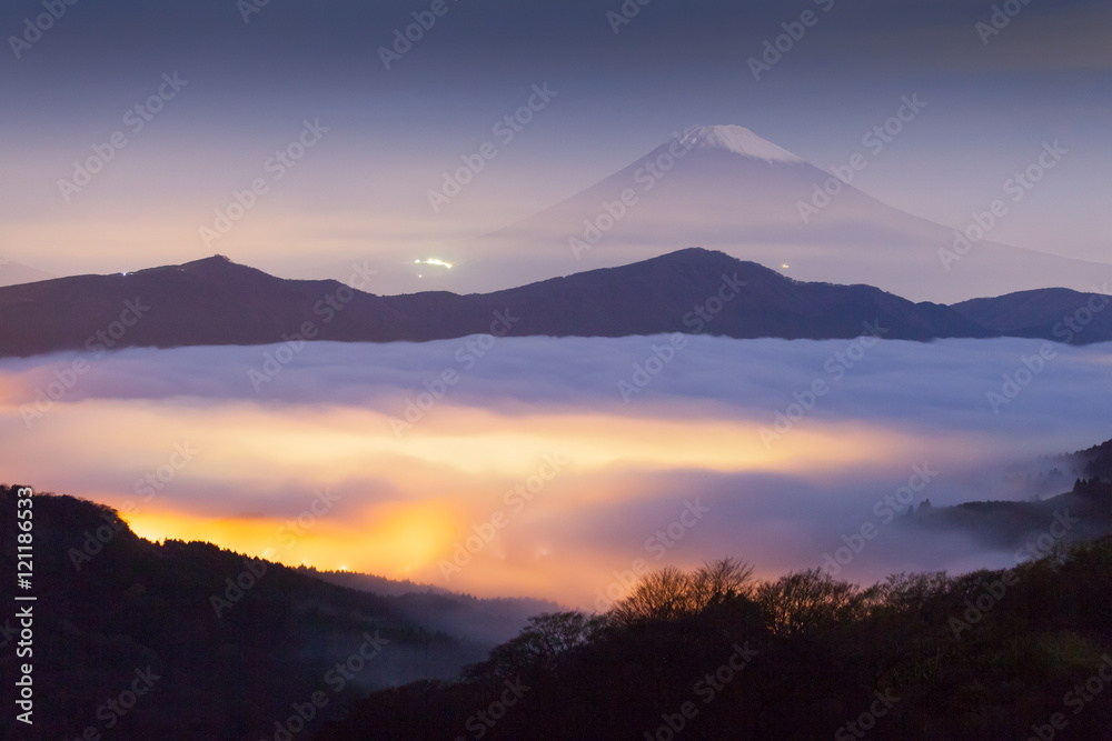 秋日清晨箱根阿势湖上方的富士山和薄雾之海