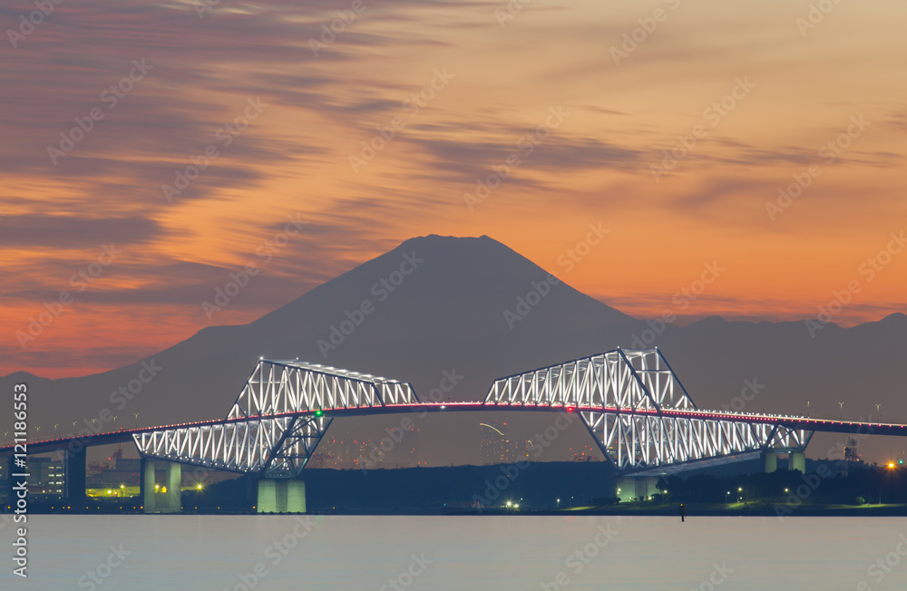 日落时分的东京湾，有东京门桥和富士山。