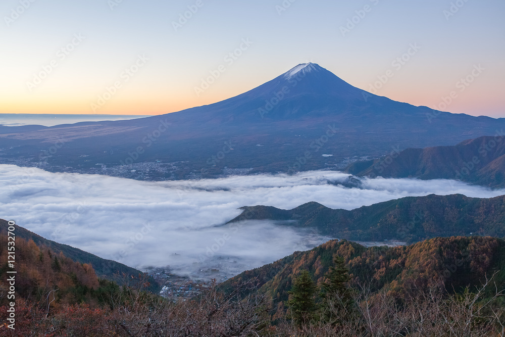 秋季早晨，富士山和河口湖上空的薄雾之海