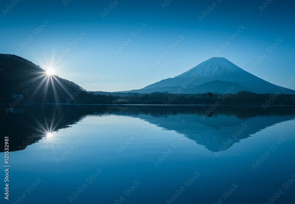 早晨的富士山和昭治湖