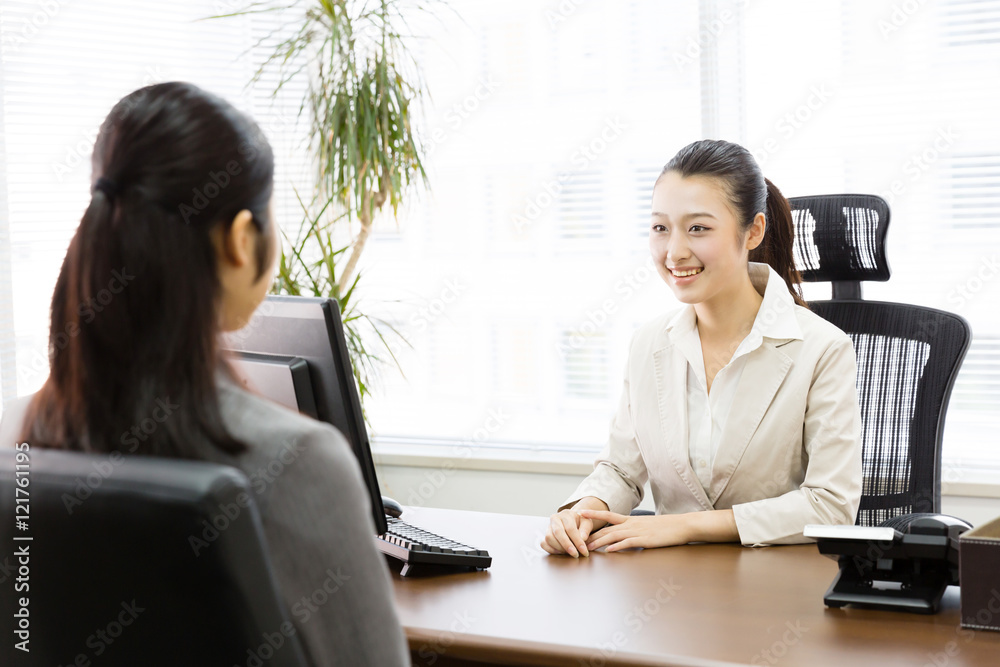 亚洲女商人在现代办公室交谈