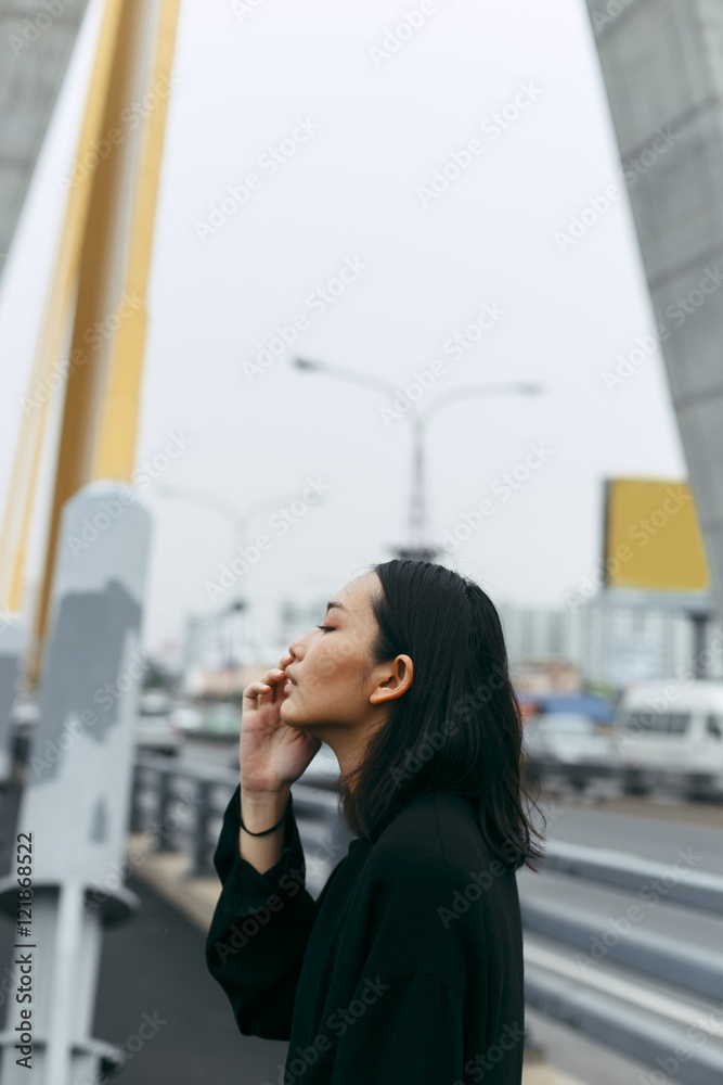 女性青少年肖像嬉皮士风格概念