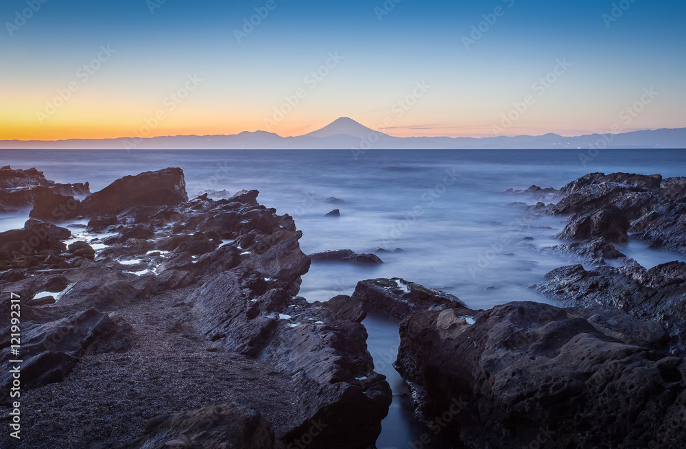 从神奈川县东岛看冬季的富士山和大海