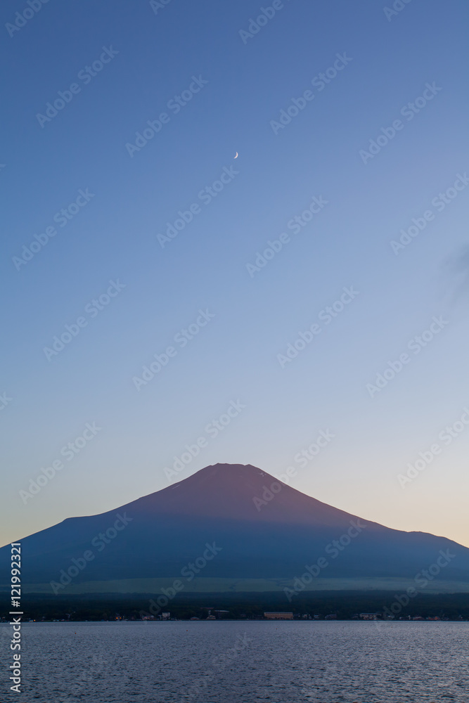 夏季山中湖日落时富士山顶的红色