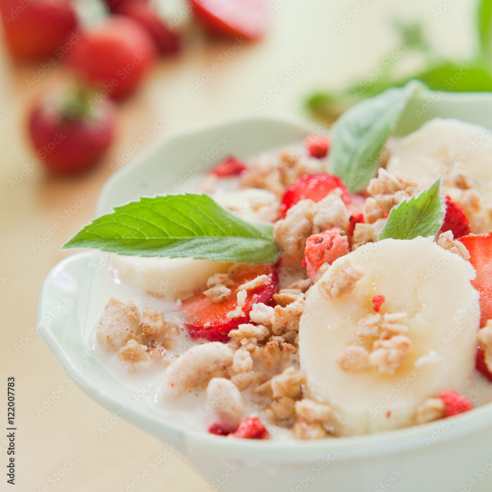 muesli strawberry banana