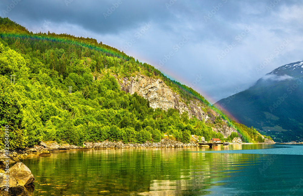 挪威勒恩附近的Nordfjorden峡湾上空的彩虹