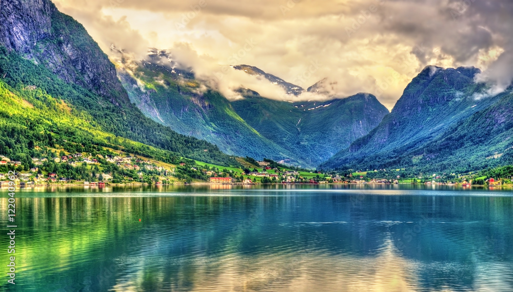 Loen附近的Nordfjorden峡湾景观-挪威