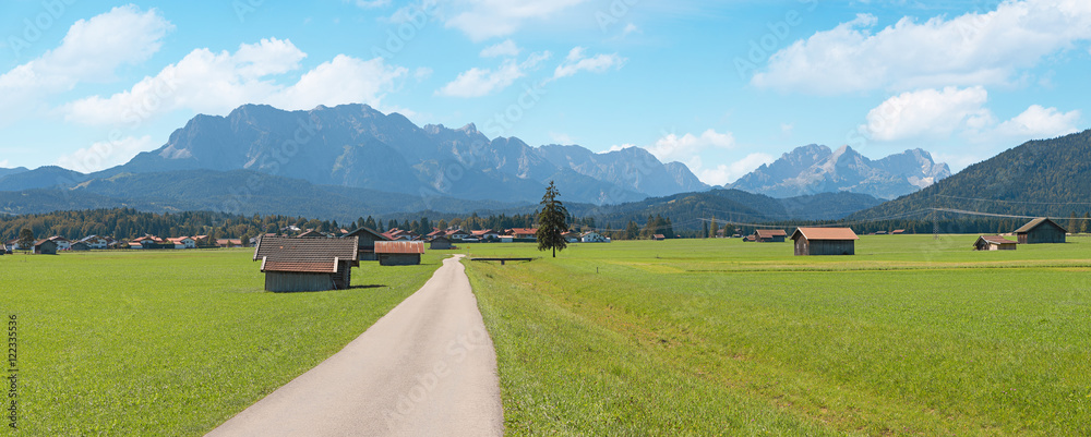 Wettersteingebirge的Weite Landschaft Wallgau