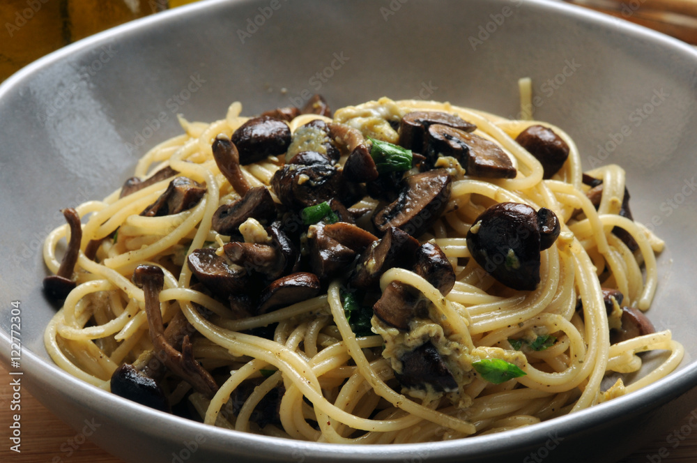 Pasta alla carbonara with mushroom Prataioli Champignon Sampioen Pečárka Piopparello dvouvýtrusá Pie