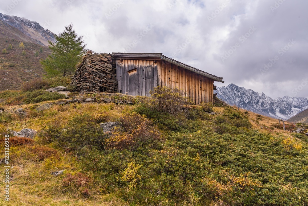 Heustadel mit Steinmauer im Ötztal