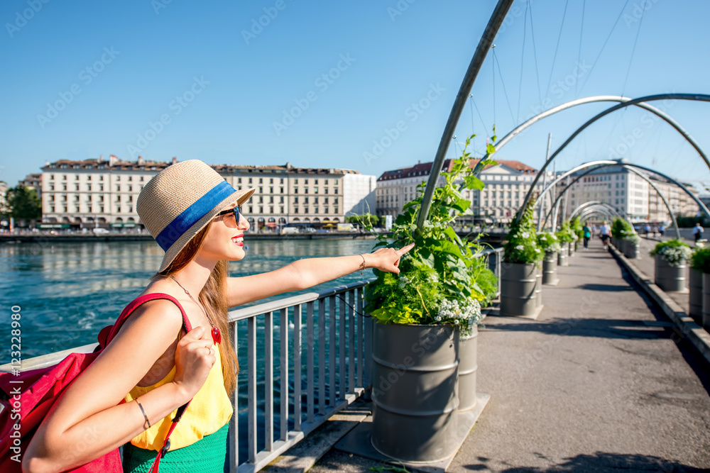 年轻的女性旅行者站在瑞士日内瓦市中心的人行天桥上。