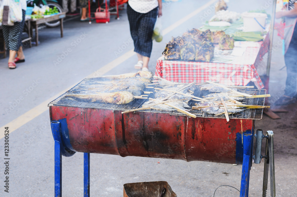 当地街头餐厅准备供应的食物