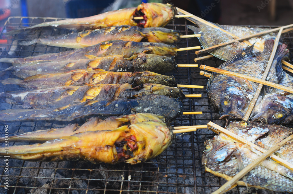 当地街头餐厅准备供应的食物