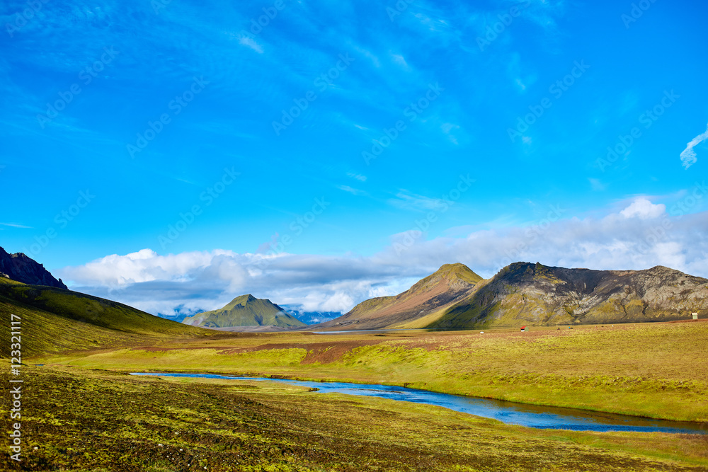 去冰岛旅行。美丽的冰岛风景，有山、有天、有云。在国家徒步旅行