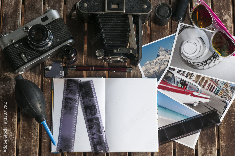 复古Fotokameras auf einem Tisch/Alte复古Fotoapparate auf einm Tisch mit Fotografien，Negative