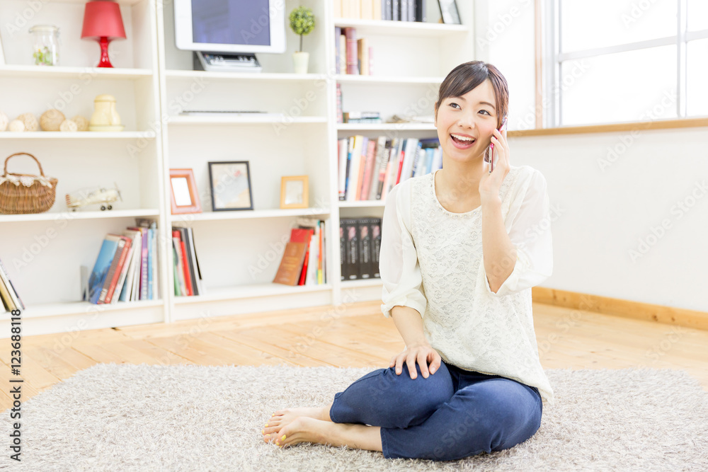 有魅力的亚洲女人在说话