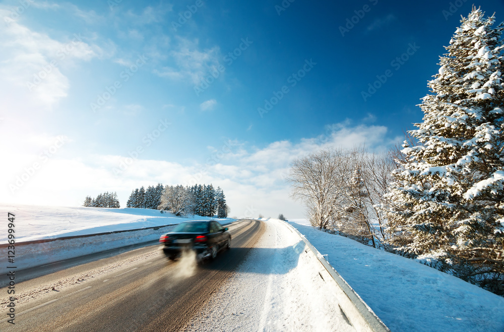 汽车轮胎在被雪覆盖的冬季道路上行驶