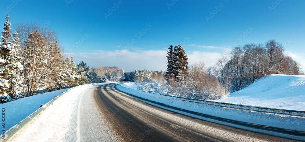 美丽的霜冻晴天，雪地里的沥青路